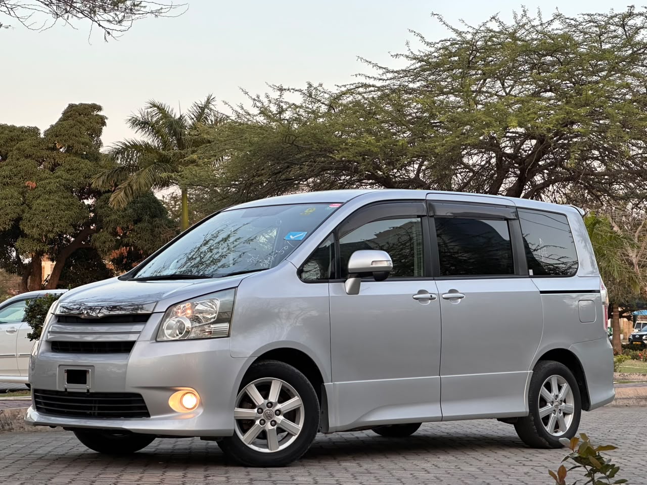 TOYOTA NOAH thumbnail 3